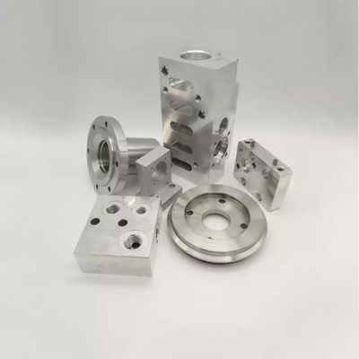 CNC μέρη ασημένιο ISO9001 υλικού μετάλλων σκληρότητας μερών άλεσης συνήθειας